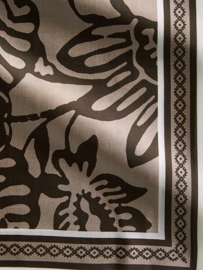 Produktfoto, Tuch aus Viskose-Mix von Marc O'Polo mit Optik:Allover-Muster, Materialverarbeitung: Satin, ruhige Braun- und Beigetöne, glatte Oberfläche