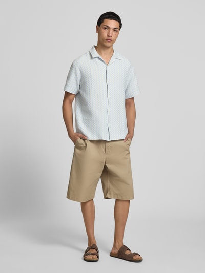 Męski model nosi Regular Fit Freizeithemd im Allover-Look Modell 'MONTAUK' od Jack & Jones, jasne kolory, bawełna, krój regular fit, revers, guzik, długość tyłu 71 cm w rozm. M, szerokość ramion 50 cm, długość rękawa 22 cm, widok całej sylwetki z przodu.