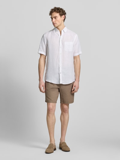Mannelijk model draagt Regular Fit Freizeithemd aus Leinen van Christian Berg Men, wit linnen, korte mouwen, borstzak, knoopsluiting, button-downkraag, regular fit, geheel van voren.