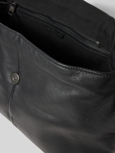 Produktfoto, czarna Crossbody Bag aus echtem Leder Modell 'Fiona' von LIEBESKIND BERLIN z magnetycznym zapięciem, logo, faktura skóry, kontekst: damska torba na ramię, klapka, szerokość 35 cm, długość 25 cm, głębokość 15 cm, pasek 85 cm.
