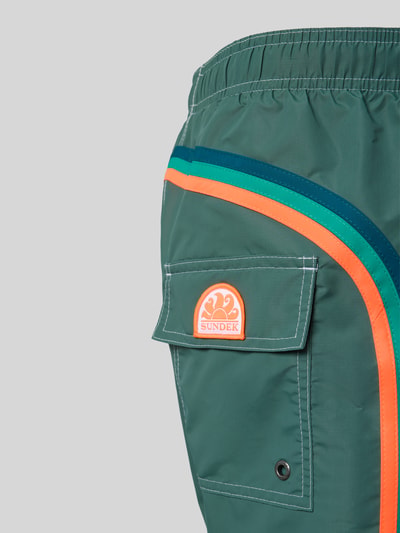 Produktfoto, Badehose mit elastischem Bund Modell 'UNI SHORTS NEON' von Sundek in Grün mit Neon-Streifen, Regular-Fit, Tunnelzug, Detailaufnahme