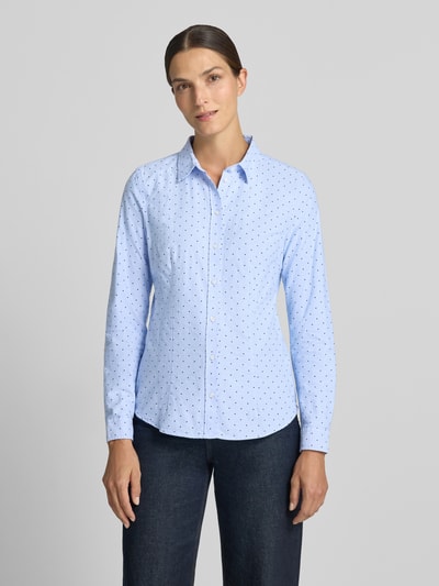 Vrouwenmodel draagt Hemdbluse aus reiner Baumwolle van Christian Berg Woman in lichtblauw met stippenprint, getailleerde pasvorm, overhemdkraag, met lange mouwen, ruglengte maat 36: 66 cm, mouwlengte maat 36: 61 cm, Ganzkörperansicht van voren.