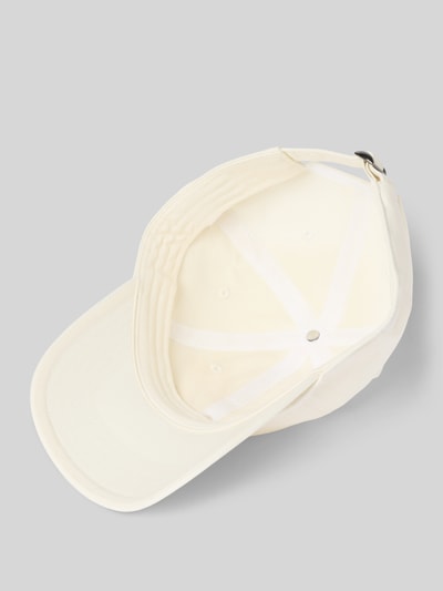 Produktfoto, Base Cap mit Logo-Stitching von PEAK PERFORMANCE aus reiner Baumwolle in Creme mit gebogenem Schirm und verstellbarem Strapback.