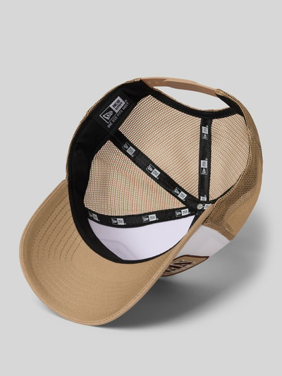 Produktfoto, Baseball Cap mit Location-Patch Modell 'Trucker' von New Era z bawełny, naszywka location, regulowane zapięcie strapback
