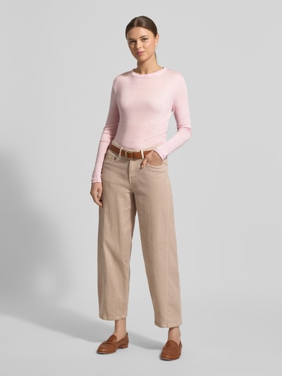 Frauenmodel trägt Slim Fit Longsleeve aus Lyocell-Mix Modell 'Sefemina' von Opus, Damen Longsleeve mit Woll-Anteil, Stehkragen, Rückenlänge 59 cm bei Größe 36, zartrosafarbene Oberfläche, Ganzkörperansicht von vorne.