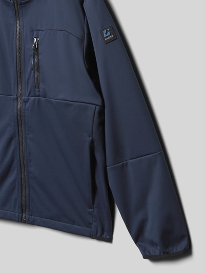 Produktfoto, Softshell-Jacke mit Eingrifftaschen und Label-Detail von Killtec in Dunkelblau mit Reißverschluss, Kapuze, Regular Fit, strukturierte Oberfläche, Rückenlänge 55 cm, Schulterbreite 41 cm, Ärmellänge 50 cm, Größe 140