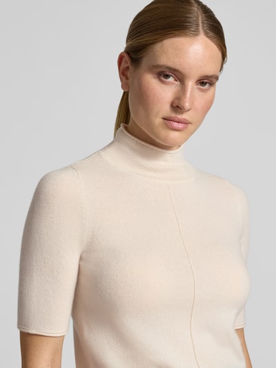 Frauenmodel trägt Strickpullover aus Kaschmir mit 1/2-Arm von Christian Berg Woman, cremefarben, feine Textur, Nahaufnahme Oberkörper.