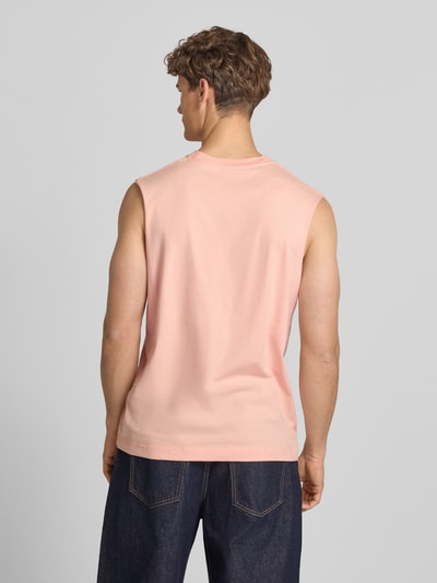 Männermodel trägt T-Shirt mit Stitching von Jack & Jones in Rosa, Relaxed-Fit aus Reine Baumwolle, Rückenlänge 69 cm, Ganzkörperansicht Rückansicht.