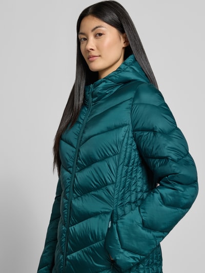 Frauenmodel trägt Slim Fit Puffer Coat mit Steppnähten von Jake*s Casual, jednokolorowy, krój slim fit, stójka z kapturem, zamek błyskawiczny dwustronny, pikowanie, długi rękaw, prosty dół, kieszenie zapinane na zamek błyskawiczny, wykończenie materiału: pikowanie, Nahaufnahme Oberkörper