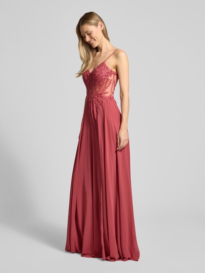 Modelka kobieca ma na sobie Regular Fit Abendkleid mit floralem Stitching od Luxuar, półprzezroczysty materiał, ozdobne obszycie, cienkie ramiączka, rozporek, halka pod spódnicę, długość tyłu w rozmiarze 36: 145 cm, widok całej sylwetki z przodu.