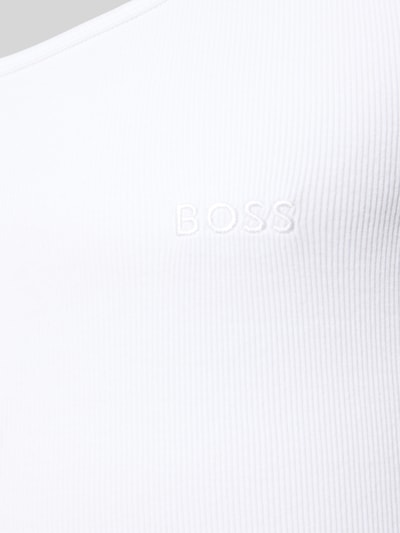 Männermodel trägt Slim Fit Unterhemd aus reiner katoen in effen kleuren mit labelapplicatie, fijnrib materiaalverwerking, Nahaufnahme Oberkörper, model 'ONE' van BOSS.