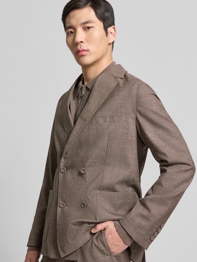 Männermodel trägt Anzug Sakko aus reiner Viskose von Officine Générale in Braun, Relaxed Fit, Reverskragen, Nahaufnahme Oberkörper.