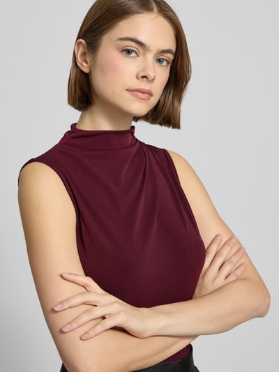 Frauenmodel trägt Shaped Fit Shirt ohne Ärmel Modell 'MADISON' von Pieces, Optik: Unifarben, Label-Stitching-Applikation, hochgeschlossen, Nahaufnahme Oberkörper.