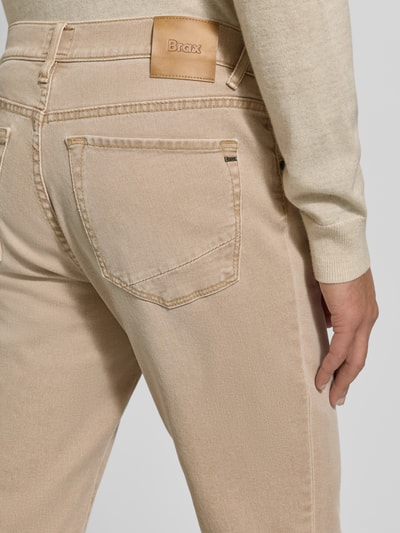 Männermodel trägt Slim Fit Jeans mit 5-Pocket-Design Modell 'Chuck' von Brax im Baumwoll-Elasthan-Mix, Detailaufnahme Rückansicht. Bundweite 42 cm, Innenbeinlänge 79 cm, Knopf- und Reißverschluss.