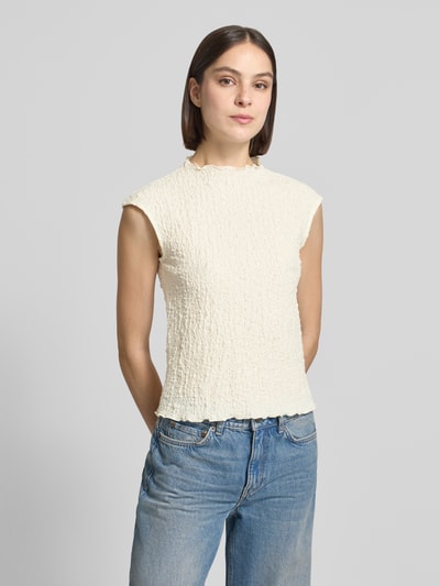 Vrouwenmodel draagt Top met structuurpatroon van Jake*s collectie in gebroken wit, katoenmix met stretch, regular fit, opstaande kraag, ruglengte bij maat S 53 cm, voorkant bovenlichaam close-up.