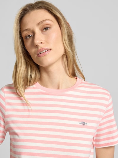 Frauenmodel trägt T-Shirt mit Rundhalsausschnitt und Label-Stitching von Gant, Damen T-Shirt aus Reine Baumwolle, Regular-Fit, Nahaufnahme Oberkörper.