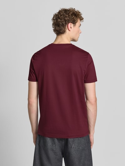 Mężczyznamodel nosi T-Shirt aus Baumwolle mit Rundhalsausschnitt von Christian Berg Men, krój slim fit, czysta bawełna, długość tyłu 73 cm, całopostaciowy widok z tyłu