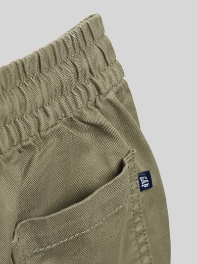 Productfoto, Shorts met steekzakken en elastische tailleband van GAP, katoenmix met stretch, loose fit, labeldetail, detailopname.
