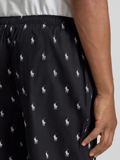 Männermodel trägt Regular fit pyjamabroek van puur katoen van Polo Ralph Lauren Underwear, zwart met wit patroon, detailopname.