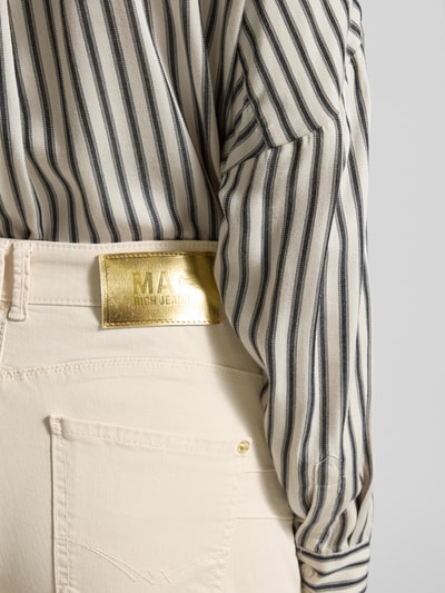 Frauenmodel trägt Wide Fit Stoffhose im 5-Pocket-Design Modell 'Rich' von MAC, beigefarbener Baumwoll-Mix, Detailaufnahme Rückansicht