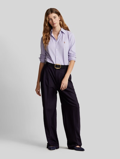Modelka kobieca nosi Bluzkę koszulową z wyhaftowanym logo od Polo Ralph Lauren, z bawełny, krój slim fit, kołnierzyk typu button down, listwa guzikowa, długość tyłu w rozmiarze S: 67 cm, długość rękawów w rozmiarze S: 64 cm, widok całej sylwetki z przodu.