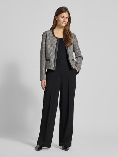 Frauenmodel trägt Stoffhose mit weitem Bein und Bügelfalten von Betty Barclay, Material-Mix mit Stretch-Anteil, Ganzkörperansicht von vorne.