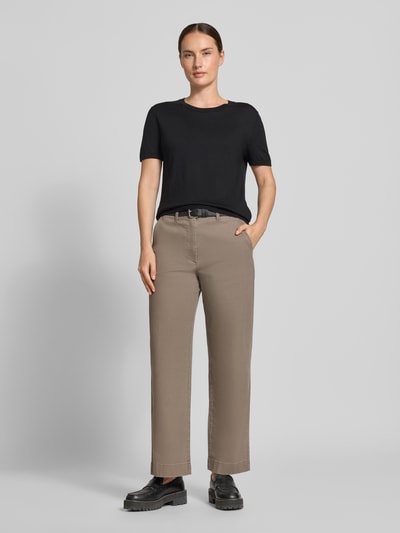 Frauenmodel trägt Regular Fit Chino aus Baumwoll-Lyocell-Mix von Marc O'Polo in Beige, kombiniert mit schwarzem T-Shirt, Ganzkörperansicht von vorne, Damen Chino von Marc O'Polo.