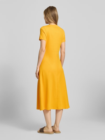 Frauenmodel trägt Midikleid aus reiner Baumwolle von Tommy Hilfiger in Optik: Unifarben, Regular-Fit, Midi-Länge, Rückansicht Ganzkörperansicht.