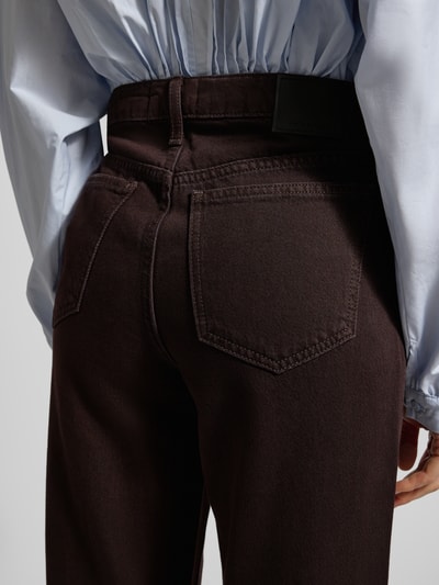 Frauenmodel trägt Straight Fit Jeans mit Eingrifftaschen von Stefanel aus Baumwoll-Lyocell-Mix, Detailaufnahme Rückansicht.