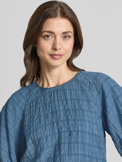 Vrouwenmodel draagt Regular Fit Bluse mit Strukturmuster van Jake*s Casual in blauw met structuurpatroon, ballon-look, ronde hals, detailopname bovenlichaam.