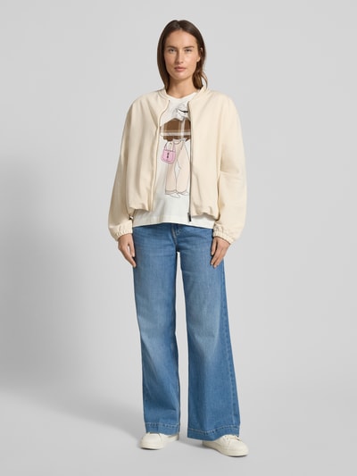 Modelka kobieca nosi Boxy Fit Jacke aus Baumwoll-Mix od s.Oliver RED LABEL, kremowa, długie rękawy, ściągacze, jeansy, widok z przodu, ujęcie całej sylwetki.
