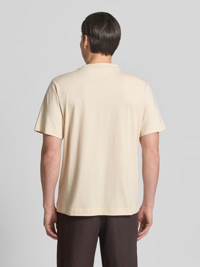 Männermodel draagt Regular Fit T-shirt uit pure katoen model 'HASPEN' van SELECTED HOMME, look: effen, korte mouw, ronde hals, Ganzkörperansicht Rückansicht.