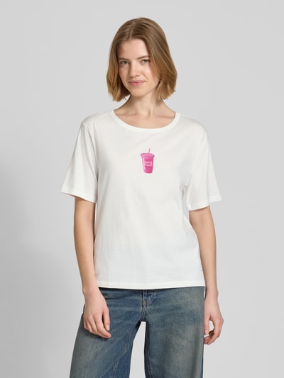 Frauenmodel trägt Regular Fit T-Shirt mit Motiv-Print von monari aus reiner Baumwolle, weiß mit farbigem Print, Rundhalsausschnitt, Ganzkörperansicht von vorne.