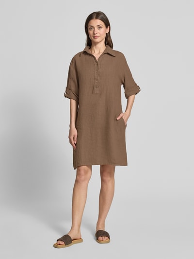 Frauenmodel trägt Knielanges Leinenkleid mit Knopfleiste Modell 'Al44inii' von ZABAIONE in Braun, Gerader-Schnitt, Hemdblusenkragen, Ärmel mit Aufschlag, Ganzkörperansicht von vorne.