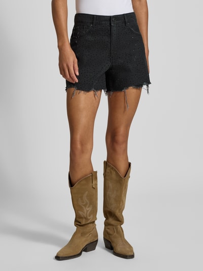 Vrouwenmodel draagt Regular Fit Jeansshorts uit puur katoen van REVIEW, zwart met destroyed-look, 5-pocketmodel, met strass-steentjes, knoop- en ritssluiting, bandwijdte maat S 41 cm, binnenbeenlengte S 11 cm. Volledige lichaamsaanzicht vooraan.