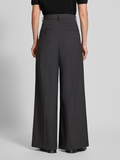 Frauenmodel trägt Weite Hose aus reiner Schurwolle Modell 'ADELFI' von Weekend Max Mara in Dunkelgrau, glatte Struktur, Ganzkörperansicht Rückansicht.