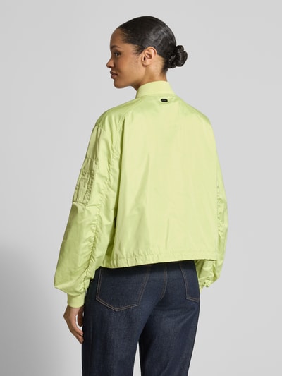 Kobiece model nosi Boxy Fit Jacke mit Zweiwege-Reißverschluss Modell 'JODY' von Beaumont Amsterdam w kolorze jasnożółtym, pudełkowy krój, stójka, wpuszczane kieszenie z zapięciem na zatrzask, długość tyłu w rozmiarze 36: 54 cm, szerokość ramion w rozmiarze 36: 42 cm, szerokość w rozmiarze 36: 51 cm, długość rękawów w rozmiarze 36: 67 cm, tkanina gładka; widok całej sylwetki od tyłu.