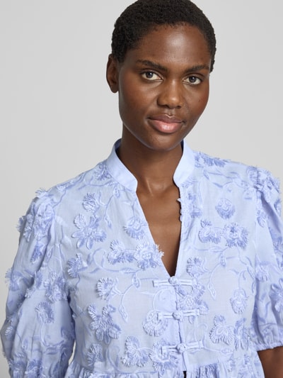Frauenmodel trägt Regular Fit Bluse mit Stitchings Modell 'CAPUCHIN' von MANGO aus reiner Baumwolle in Hellblau, Nahaufnahme Oberkörper.