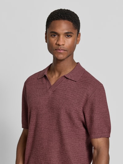 Męski model nosi Regular Fit Poloshirt in Strick-Optik von JAKE*S STUDIO MEN, bawełna, kołnierzyk polo, krótki rękaw, imitacja dzianiny, długość tyłu 70 cm, długość rękawów 26 cm, widok z przodu, zbliżenie na górną część ciała.