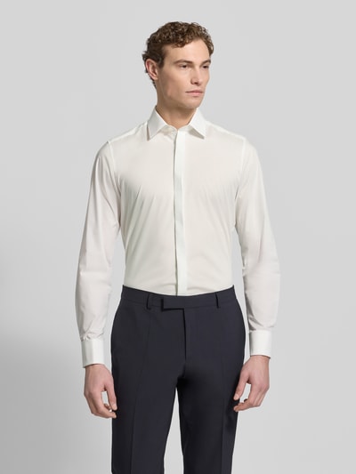 Männermodel trägt Body Fit Business-Hemd mit Kentkragen von OLYMP Level Five, Baumwoll-Elasthan-Mix, Knopfleiste, helles Uni-Design, Ganzkörperansicht von vorne. Rückenlänge bei Größe 40: 81 cm, Schulterbreite: 43 cm, Ärmellänge: 68 cm.