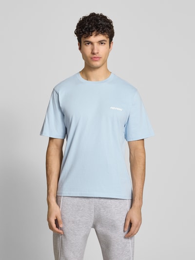 Männermodel trägt Herren T-Shirt mit Logo und Rundhalsausschnitt von REVIEW in Hellblau, Baumwoll-Viskose-Mix, Regular-Fit, Ganzkörperansicht von vorne. Rückenlänge bei Größe M: 64 cm.
