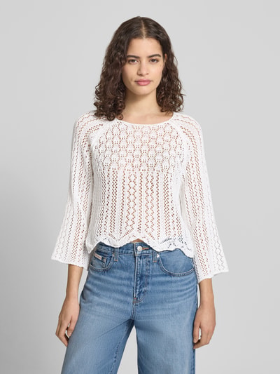 Frauenmodel trägt Regular Fit Strickpullover aus recyceltem Baumwoll-Mix Modell 'NOLA LIFE' von Only, Lochstrickmuster, weiß, cropped, Ganzkörperansicht von vorne.