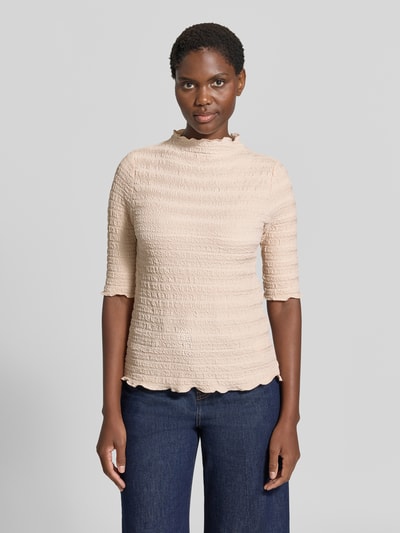 Frauenmodel trägt Regular Fit T-Shirt mit Strukturmuster Modell 'LT JULI' von Betty Barclay in Beige, Ganzkörperansicht von vorne, Damen T-Shirt von Betty Barclay.