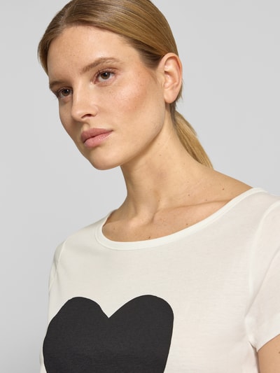 Frauenmodel trägt Regular Fit T-Shirt aus reiner Baumwolle von Marc O'Polo, Optik: Unifarben, Motiv-Print, Rundhals, Kurzarm, Jersey, Nahaufnahme Oberkörper.