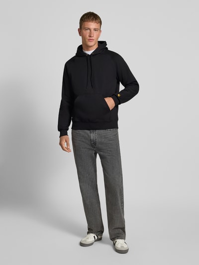 Carhartt Work In Progress Hoodie mit Känguru-Tasche und Label-Stitching Black 1