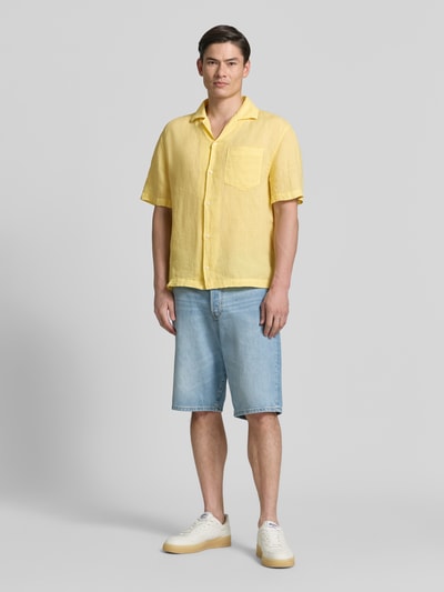 Männermodel trägt Regular Fit Freizeithemd aus reinem Leinen Modell 'EXOLINO' von HUGO in Optik: Unifarben, Ganzkörperansicht von vorne.