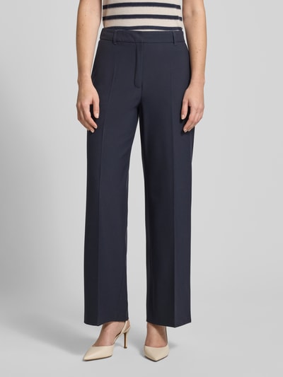 Frauenmodel trägt Wide Leg Stoffhose mit Bügelfalten von s.Oliver BLACK LABEL in Optik: Unifarben, seitliche Eingrifftaschen, Nahaufnahme Oberkörper.