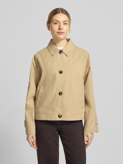 Vrouwenmodel draagt Regular Fit Trenchcoat aus Baumwoll-Lyocell-Mix van s.Oliver RED LABEL in effen beige twill, cropped lengte, voorkant, totaalbeeld.