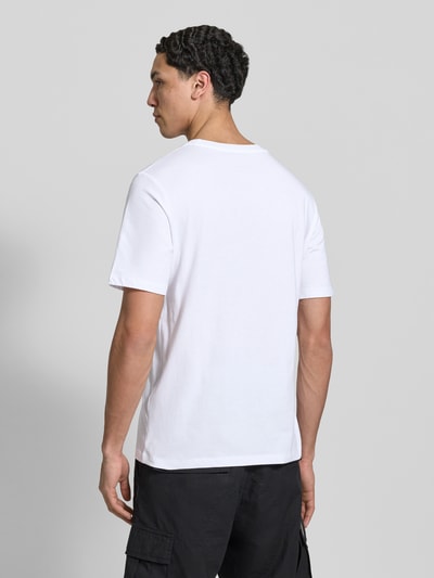Männermodel trägt weißes T-Shirt aus Bio-Baumwolle Modell 'NANTUCKET' von Jack & Jones, gerader Schnitt, Rückansicht Ganzkörperansicht.