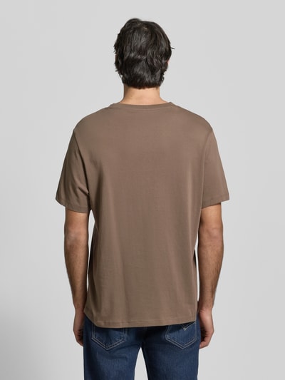 Męski model nosi Regular Fit T-shirt aus reiner Baumwolle Modell 'ASPAN' von Selected Homme, efekt: jednolity kolor, okrągły dekolt, rękawy: krótki rękaw, wykończenie materiału: dżersej, 100% bawełna, ganzkörperansicht rückansicht.